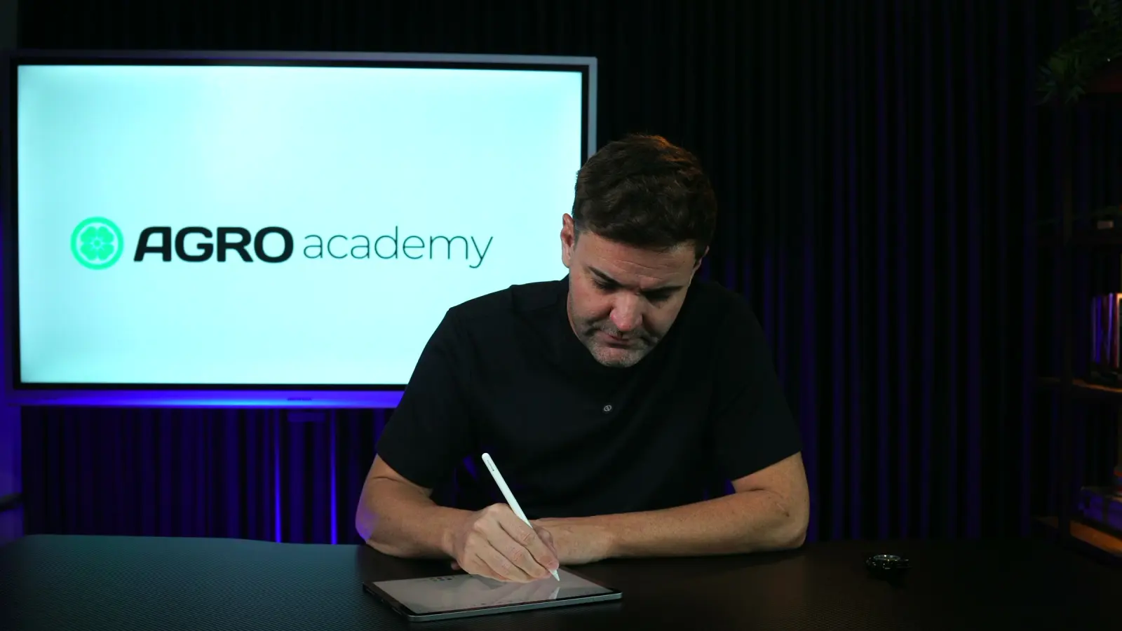 Rodrigo Loncarovich no estúdio da Agro Academy, desenhando a lousa da aula